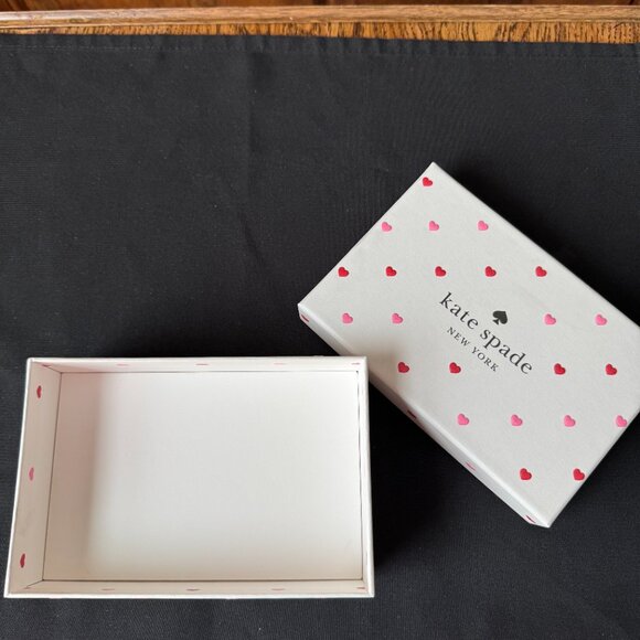kate spade White w/Shades of Pink Hearts Gift Box 6.5" x 2" x 4.25" - Picture 4 of 5